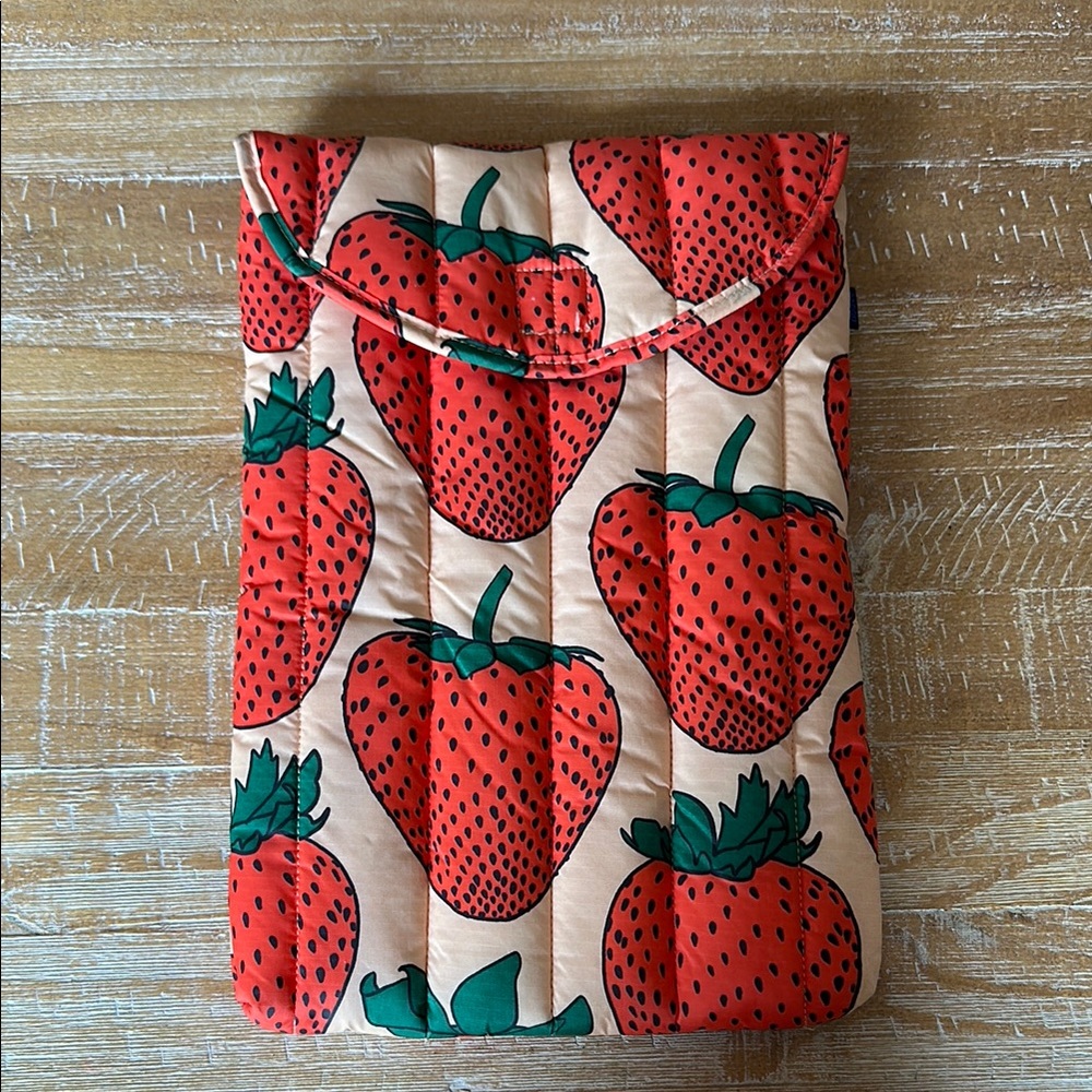 BAGGU Strawberry Pattern Quilted Sleeve